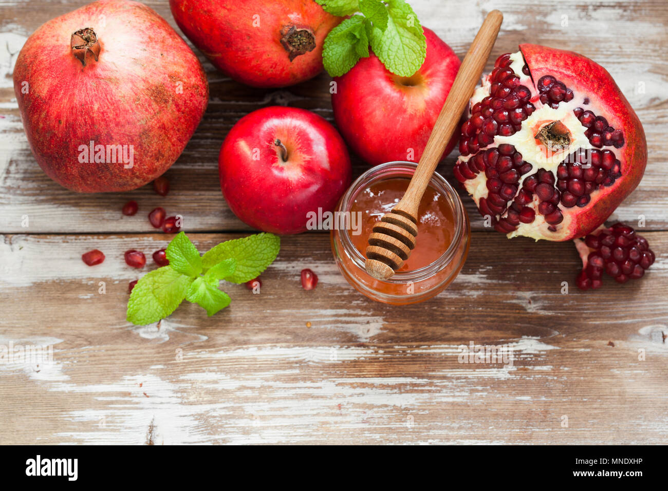 Rosh hashanah jewish Anno Nuovo Concetto di vacanza. Simboli tradizionali su sfondo di legno dal di sopra con lo spazio di copia Foto Stock