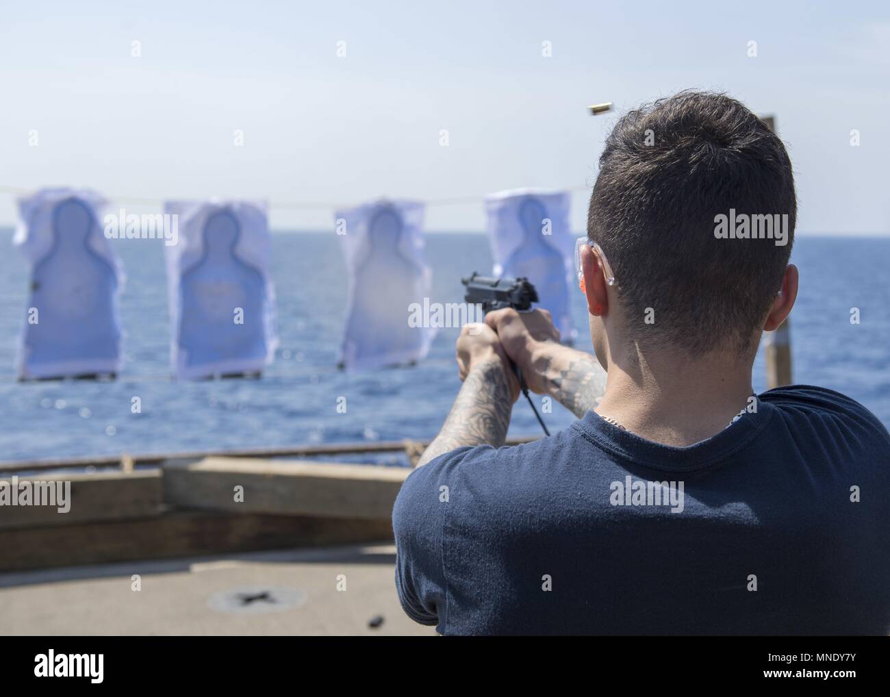 180513-N-PC620-0272 U.S. 5TH FLOTTA AREA DI OPERAZIONI (13 maggio 2018) marinaio apprendista Shawn Brawner incendi un M9 Beretta pistola di servizio durante un piccolo-qualificazione di armi a bordo della harpers Ferry-class dock landing ship USS Oak Hill (LSD 51) 13 maggio 2018, 13 maggio 2018. Oak Hill, homeported in Virginia Beach, Va. è distribuito negli Stati Uniti Quinta Flotta area di operazioni a sostegno della sicurezza marittima operazioni per rassicurare gli alleati e partner e preservare la libertà di navigazione e il libero flusso di commercio nella regione. (U.S. Foto di Marina di Massa lo specialista di comunicazione di terza classe Michael H. Leh Foto Stock