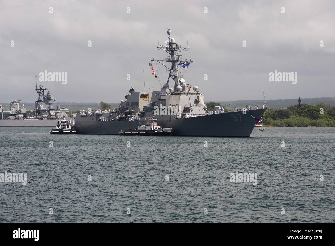 PEARL HARBOR- (14 maggio 2018) Il Arleigh Burke-class guidato-missile destroyer USS Halsey (DDG 97) è ritornato al suo homeport, Base comune Harbor-Hickam Perla, 14 maggio, dopo sette mesi di distribuzione per gli Stati Uniti 5 e 7 aree di flotta di operazioni, 14 maggio 2018. Halsey partì di Pearl Harbor ott. 16 per unirsi al Theodore Roosevelt Carrier Strike gruppo (TRCSG). (Foto di aviazione tecnico elettricista Airman Joshua riferimentocon). () Foto Stock