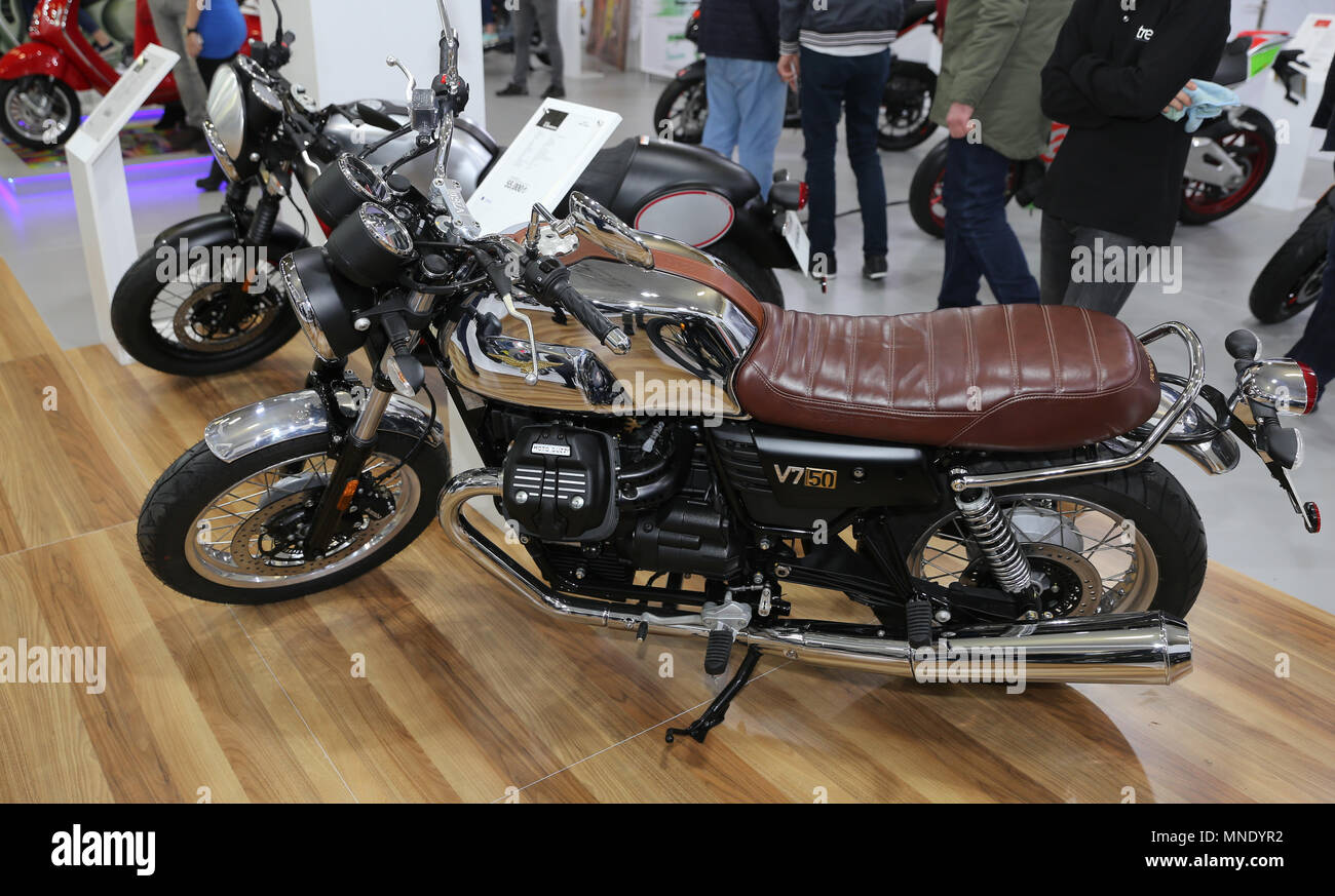 ISTANBUL, Turchia - 25 febbraio 2018: Moto Guzzi V7 sul display a Motobike Istanbul in Istanbul al centro esposizioni Foto Stock