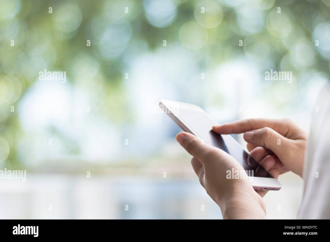 Donne usa telefono nel parco con copia spazio, concetto come collegare circa il finanziamento, viaggiare, cibo e shoping on-line Foto Stock