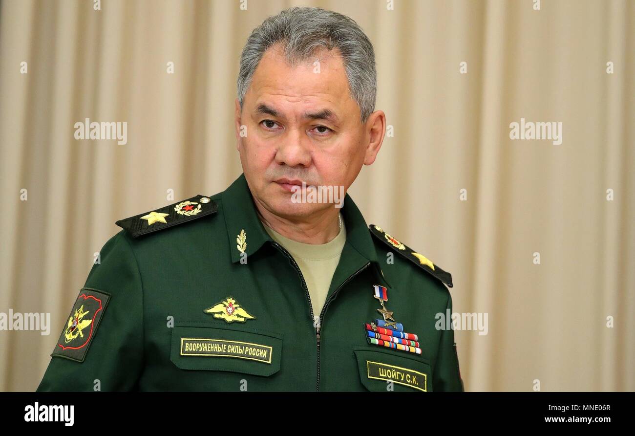 Russo il Ministro della difesa Sergei Shoigu prima di iniziare una riunione con il Ministero della Difesa funzionari detenuti dal Presidente Vladimir Putin Maggio 16, 2018 in Sochi, Russia. Putin ha chiamato per la distribuzione di ulteriori armi nucleari per assicurare equilibrio strategico. (Presidenza russa via Planetpix) Foto Stock