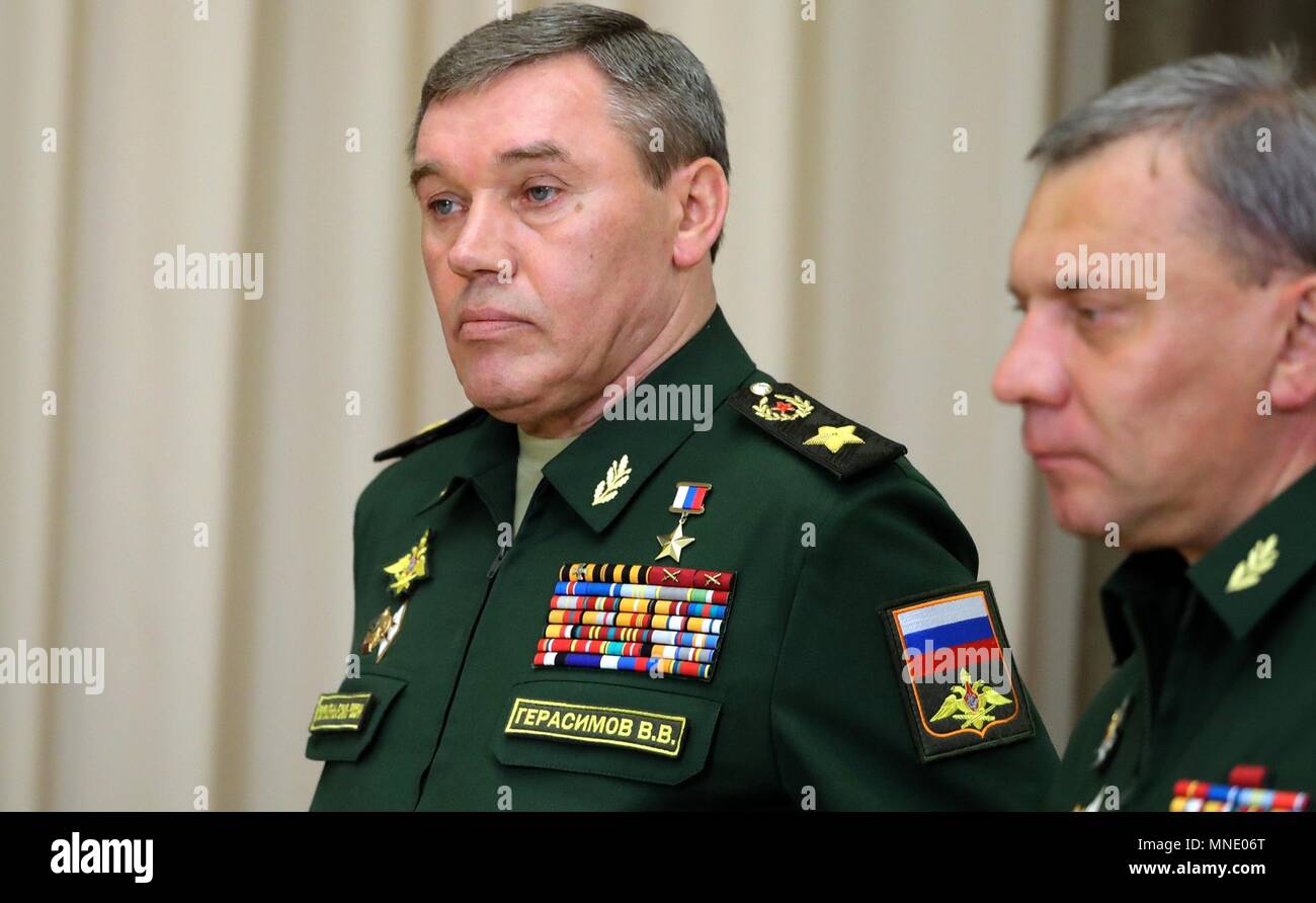 Russo Direttore generale del personale delle Forze Armate Valery Gerasimov, sinistro e il Vice Ministro della difesa Yury Borisov prima di iniziare una riunione con il Ministero della Difesa funzionari detenuti dal Presidente Vladimir Putin Maggio 16, 2018 in Sochi, Russia. Putin ha chiamato per la distribuzione di ulteriori armi nucleari per assicurare equilibrio strategico. (Presidenza russa via Planetpix) Foto Stock