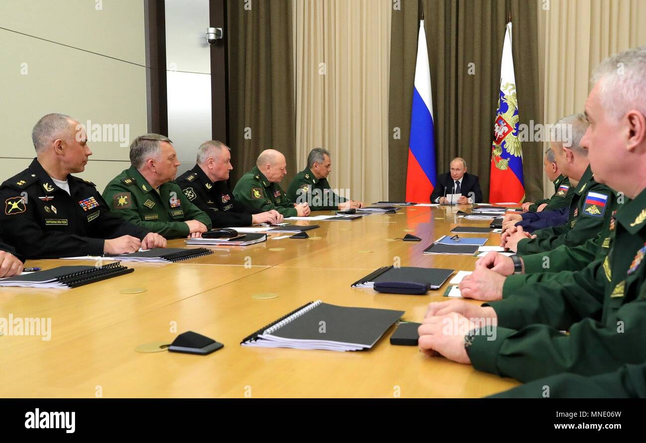 Il presidente russo Vladimir Putin ha presieduto una riunione con il Ministero della Difesa funzionari Maggio 16, 2018 in Sochi, Russia. Putin ha chiamato per la distribuzione di ulteriori armi nucleari per assicurare equilibrio strategico. (Presidenza russa via Planetpix) Foto Stock