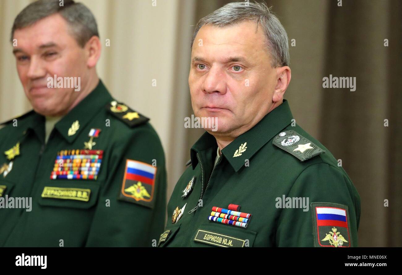 Russo Direttore generale del personale delle Forze Armate Valery Gerasimov, sinistro e il Vice Ministro della difesa Yury Borisov prima di iniziare una riunione con il Ministero della Difesa funzionari detenuti dal Presidente Vladimir Putin Maggio 16, 2018 in Sochi, Russia. Putin ha chiamato per la distribuzione di ulteriori armi nucleari per assicurare equilibrio strategico. (Presidenza russa via Planetpix) Foto Stock