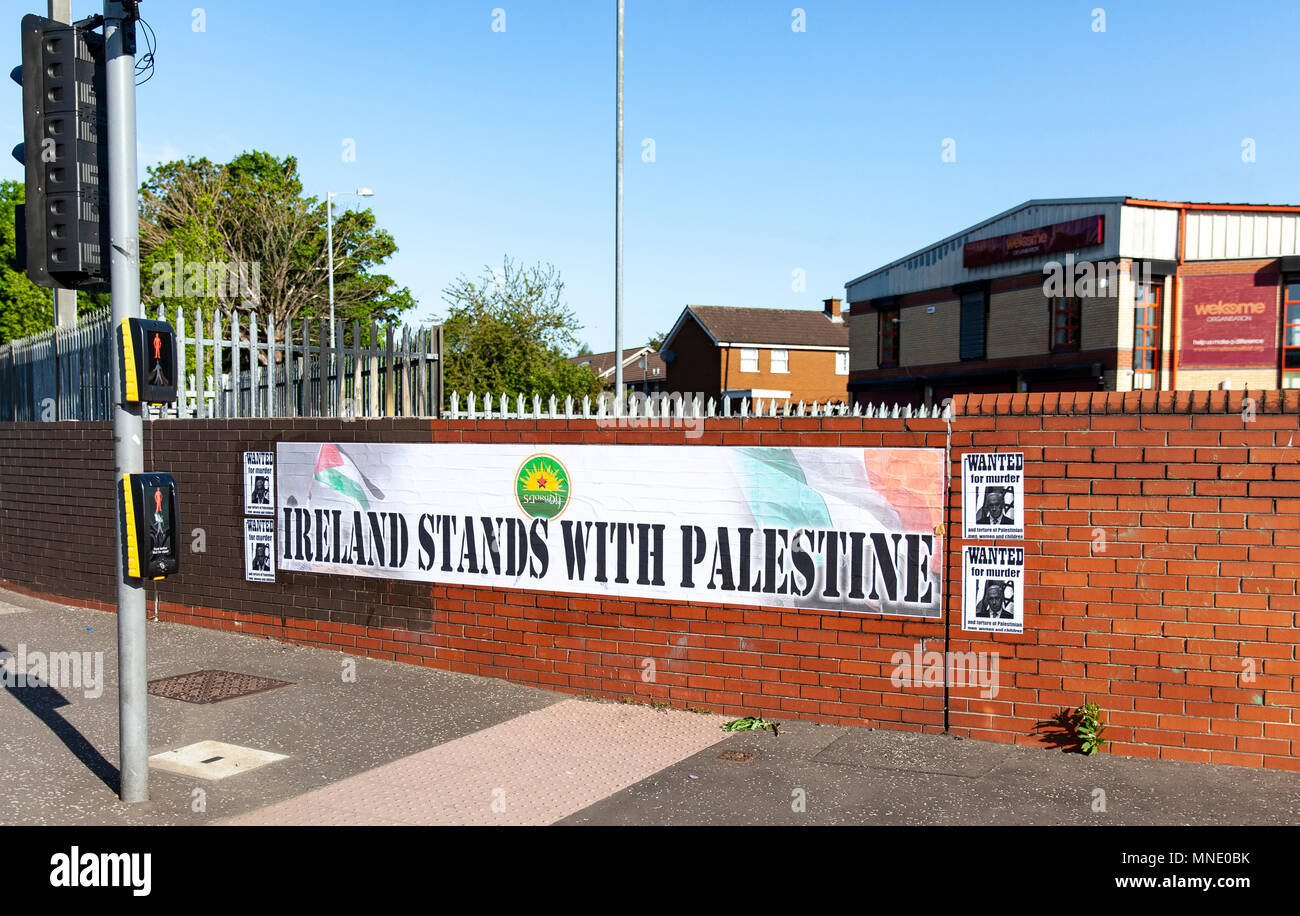 Divis Street, Belfast, Irlanda del Nord.16 maggio 2018. Un banner con l'Irlanda sta con la Palestina è incollata ad una parete su Divis Street a Belfast in risposta alle uccisioni di manifestanti di Gaza da parte di Israele di soldati IDF Foto: Sean Harkin/Alamy Live News sales@alamy.com Credito: Bonzo Alamy/Live News Foto Stock