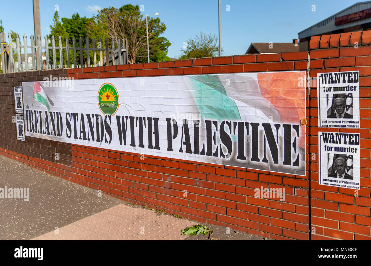 Divis Street, Belfast, Irlanda del Nord.16 maggio 2018. Un banner con l'Irlanda sta con la Palestina è incollata ad una parete su Divis Street a Belfast in risposta alle uccisioni di manifestanti di Gaza da parte di Israele di soldati IDF Foto: Sean Harkin/Alamy Live News sales@alamy.com Credito: Bonzo Alamy/Live News Foto Stock