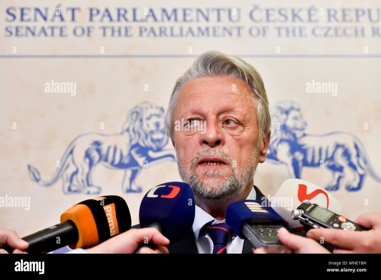 Praga, Repubblica Ceca. 16 Maggio, 2018. Presidente del Senato per gli affari esteri, la difesa e la sicurezza comitato Frantisek Bublan parla con i giornalisti dopo la riunione di trattare con la relazione dei servizi segreti su Novichok agente ha lavorato per il Presidente Zeman, nel Palazzo Kolowrat, Praga, Repubblica Ceca, su Wendesday, 16 maggio 2018. Credito: Vit Simanek/CTK foto/Alamy Live News Foto Stock
