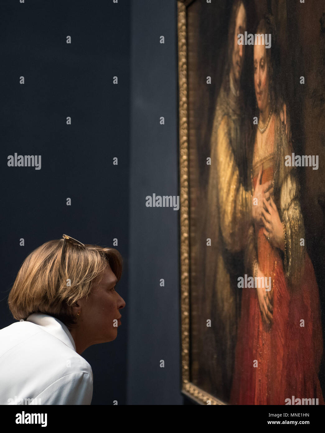 Amsterdam, Paesi Bassi. 16 Maggio, 2018. La moglie del Presidente tedesco Steinmeier, Elke Buedenbender, viste la Rembrandt dipinto 'La sposa ebraica' al Rijksmuseum. Foto: Soeren Stache/dpa Credito: dpa picture alliance/Alamy Live News Foto Stock