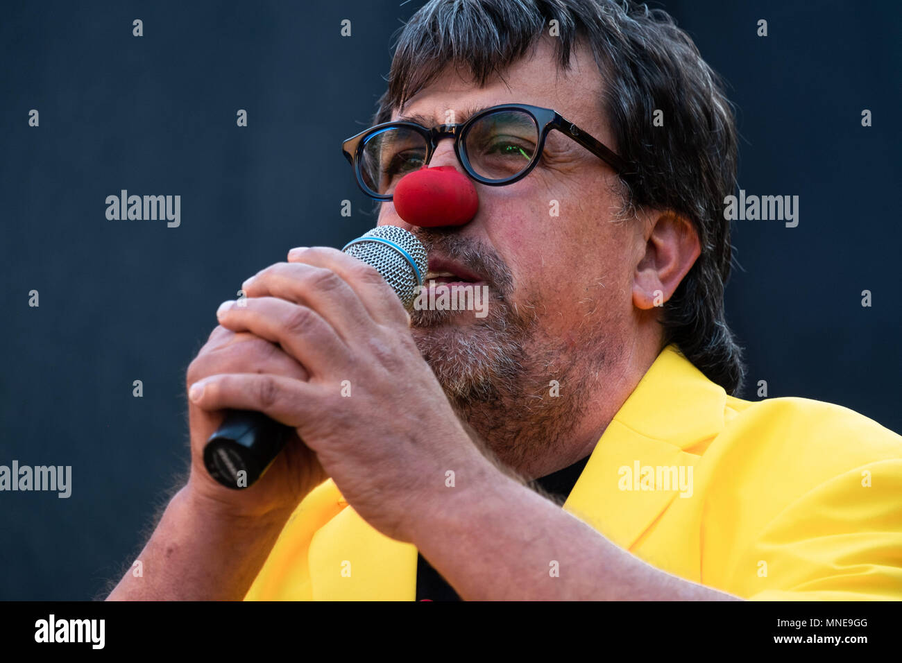 Barcellona, in Catalogna, Spagna. 16 Maggio, 2018. Il clown ed il consigliere Jordi Pessarrodona, in rappresaglia durante il giorno delle elezioni del 1 ottobre si è visto con il naso da pagliaccio sul palco. Atto di protesta per chiedere la liberazione dei prigionieri politici Jordi SÃ nchez e Jordi Cuixart che sono stati in prigione per sette mesi. È la circostanza che è stato il primo atto in Catalogna del presidente-eletto della Generalitat Qim Torra chi ha partecipato al rally. Credito: Paco Freire SOPA/images/ZUMA filo/Alamy Live News Foto Stock