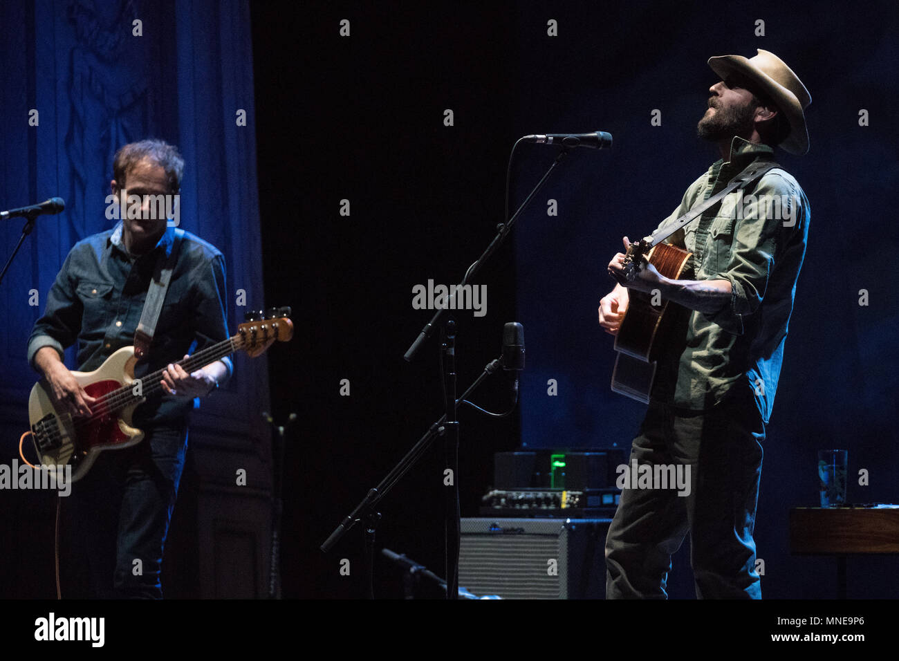 Londra, Regno Unito. 16 maggio 2018. Ray Lamontagne esecuzione dal vivo sul palco con il bassista John Stirratt (sinistra) a Eventim Hammersmith Apollo a Londra per la prima data del suo tour del Regno Unito. Foto data: mercoledì 16 maggio 2018. Foto: Roger Garfield/Alamy Live News Foto Stock