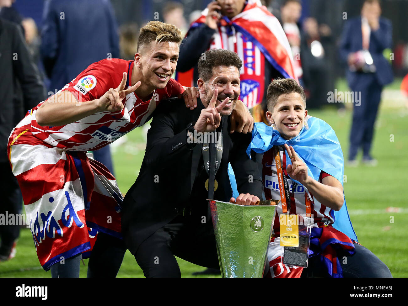 Atletico Madrid Manager Diego Simeone pone con la Coppa Europa Trofeo con  la famiglia durante la UEFA Europa League match finale tra Marsiglia e Atletico  Madrid presso il Parc Olympique Lyonnais il