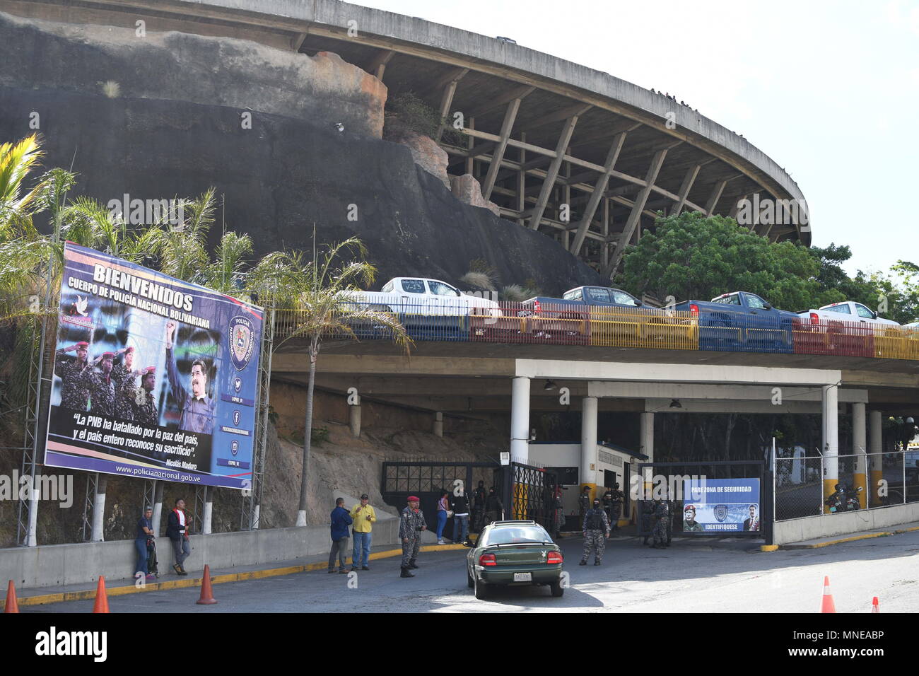 Caracas, Miranda, Venezuela. 16 Maggio, 2018. Sede SEBIN dove i prigionieri politici e il cittadino americano, Joshua Holt, sono detenuti.I familiari dei prigionieri politici detenuti presso la sede della Nazionale Bolivariano Intelligence Service (Sebin) in El Helicoide, ha denunciato una situazione irregolare in cui prigionieri comune generato una sommossa impegnativo trasferimento in altre prigioni. Nel mezzo del mutiny, il prigioniero politico, Gregorio Sanabria, è stato picchiato quando ha tentato di calmare la situazione. Daniel Ceballos moglie, Patricia Ceballos, ha denunciato che il marito è a rischio con il pri comune Foto Stock