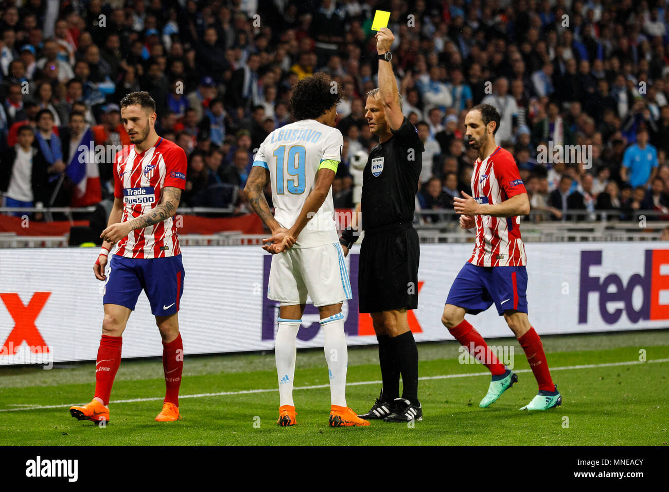 Luiz Gustavo di Marsiglia è mostrato un cartellino giallo da arbitro Bjorn Kuipers durante la UEFA Europa League match finale tra Marsiglia e Atletico Madrid presso il Parc Olympique Lyonnais il 16 maggio 2018 a Lione, in Francia. (Foto di Daniel Chesterton/phcimages.com) Foto Stock