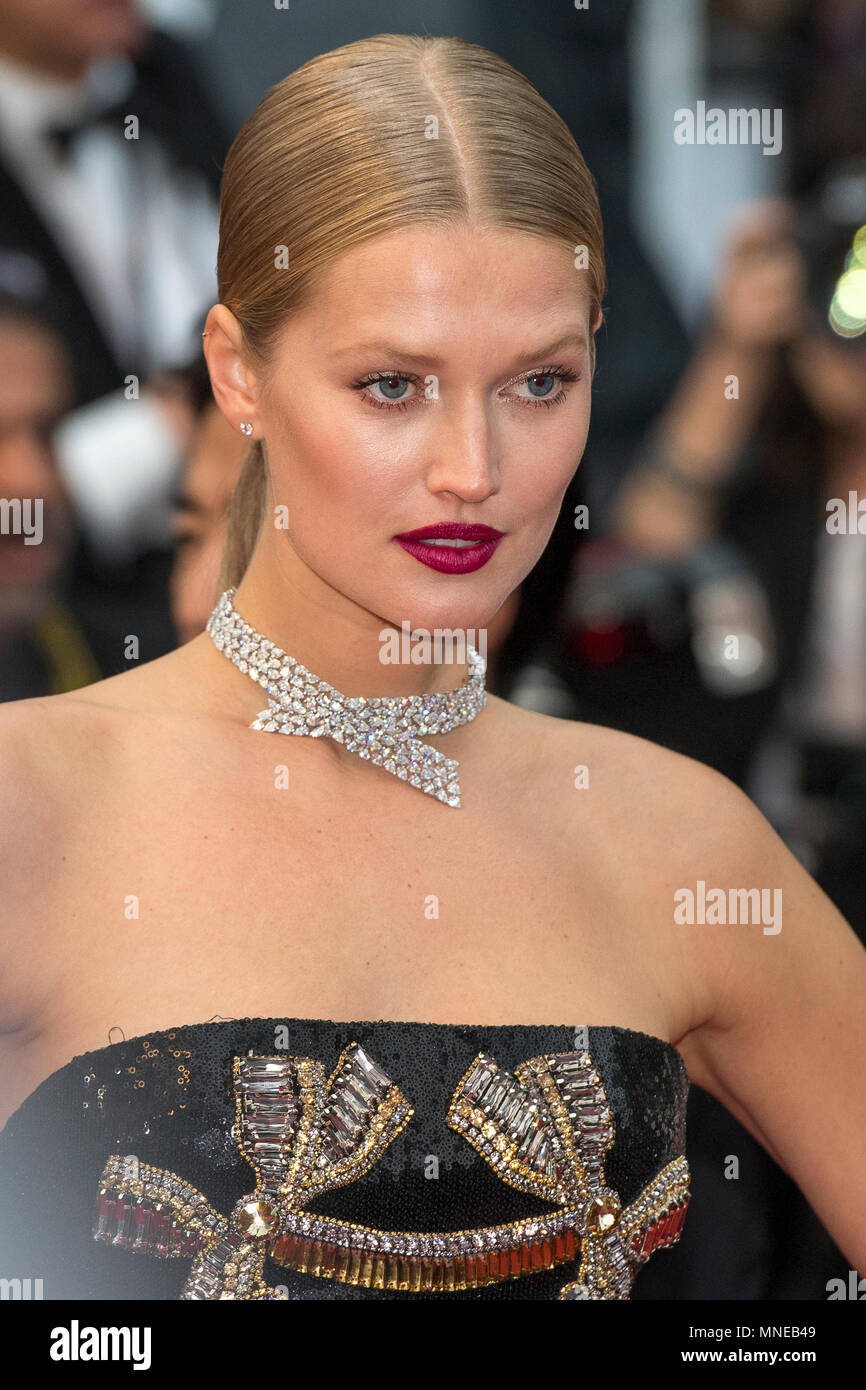 CANNES, Francia - 16 Maggio: modello Toni Garrn assiste lo screening di 'bruciare' durante la settantunesima annuale di Cannes Film Festival presso il Palais des Festivals il 16 maggio 2018 a Cannes, Francia Credito: BTWImages/Alamy Live News Foto Stock