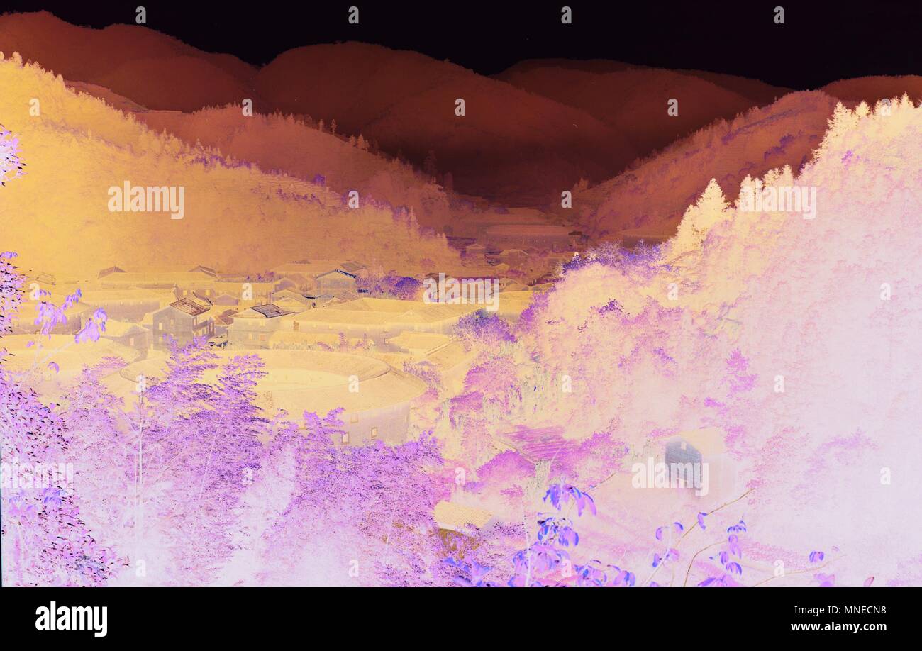 16 maggio 2018 - Longyan, Longyan, Cina - Longyan, Cina-16Maggio 2018: i contadini sono impegnati con l'agricoltura nel sud-ovest della Cina di Chongqing. Il Fujian tulou sono cinesi abitazioni rurali uniche per il Hakka nelle zone di montagna nel sud-est il Fujian, Cina. Essi sono stati in gran parte costruito tra il XII e il XX secolo.Un tulou è solitamente un grande, racchiusa e fortificata earth building, più comunemente rettangolare o circolare in configurazione, con molto spessi e di carico del cuscinetto di terra sbattuta pareti tra i tre e i cinque piani di altezza ed e in grado di ospitare fino a 800 persone. Minore negli interni degli edifici sono spesso racchiusi Foto Stock