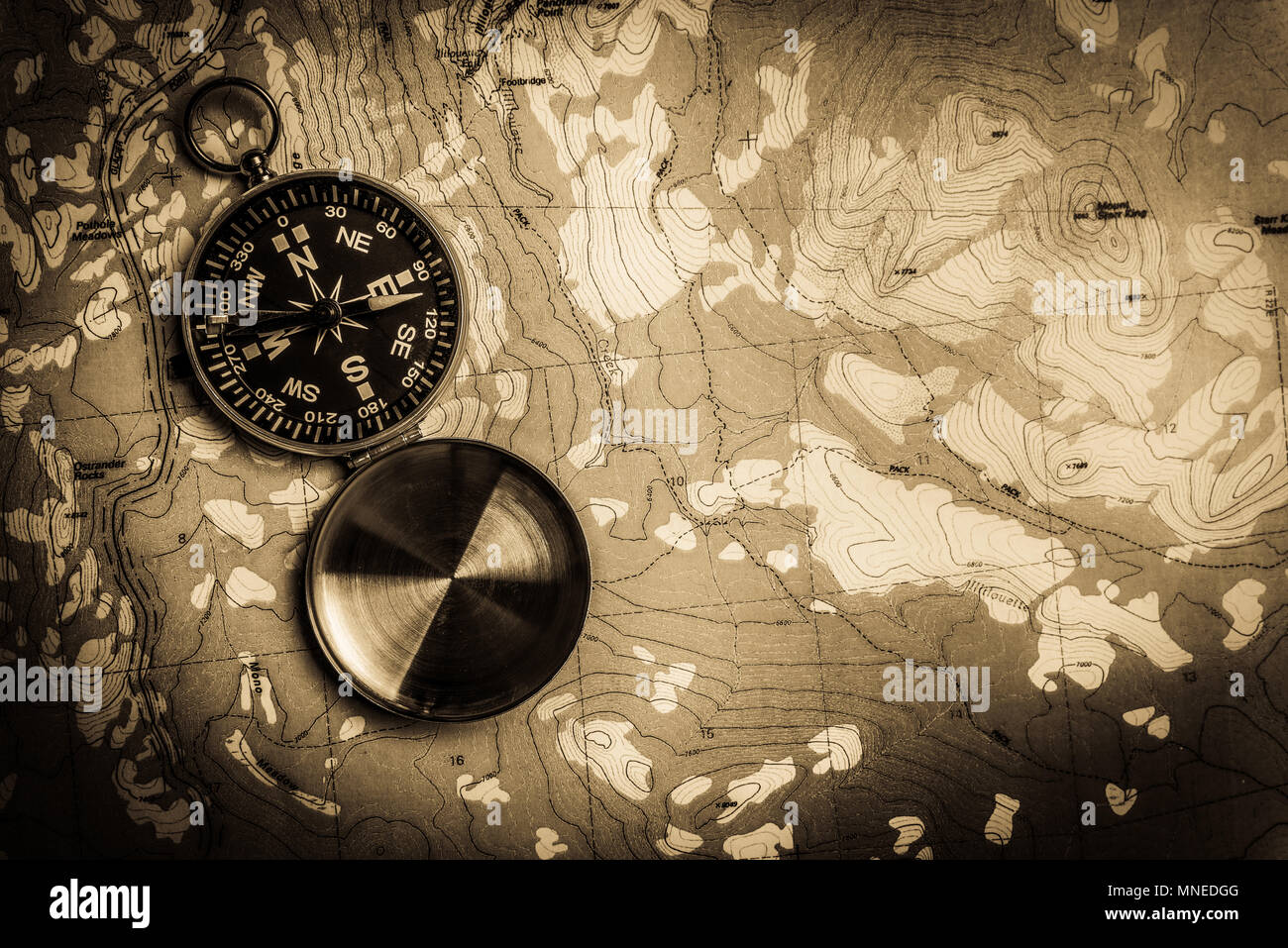 Bussola sulla mappa topografica Foto Stock