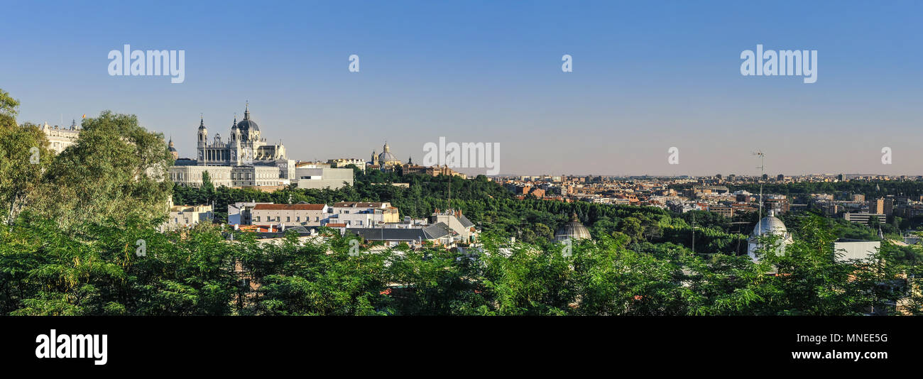 Vista panoramica su Santa Maria la Real de la Almudena Cattedrale e Palazzo Reale di Madrid in Spagna. Foto Stock