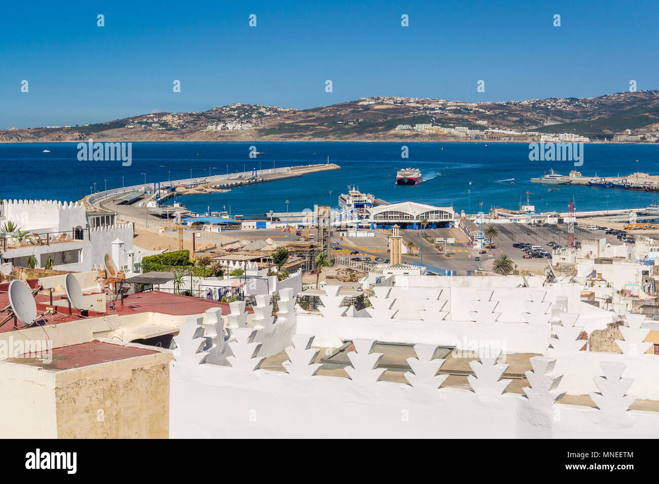 Traghetto in arrivo al porto di Tangeri nel Marocco settentrionale Foto Stock