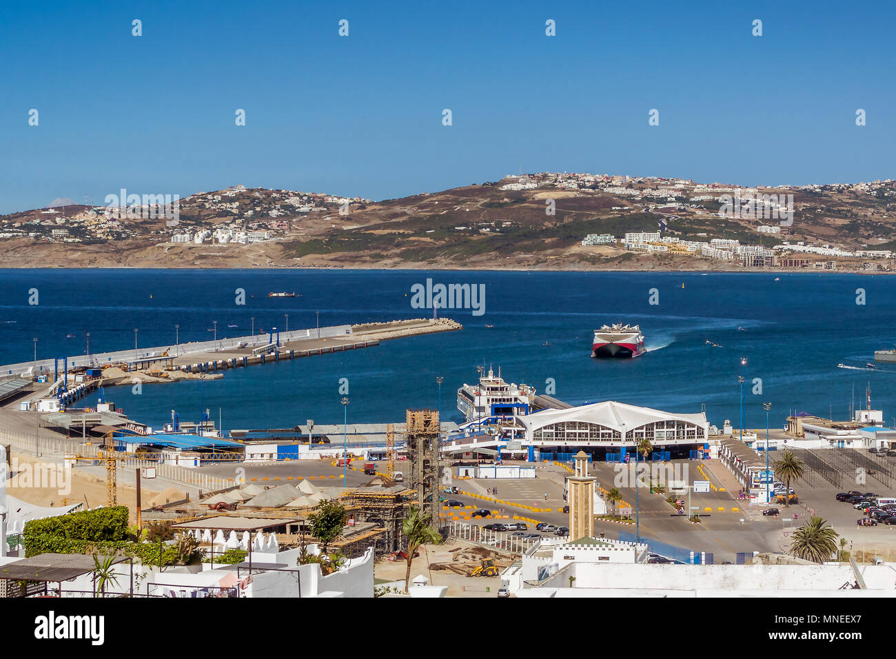Traghetto in arrivo al porto di Tangeri nel Marocco settentrionale Foto Stock