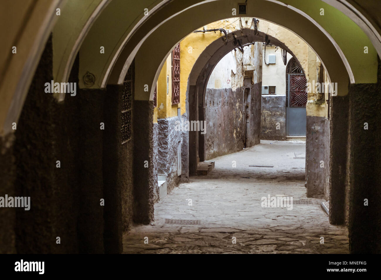 Archway nei vicoli della medina di Tangeri, a nord del Marocco Foto Stock