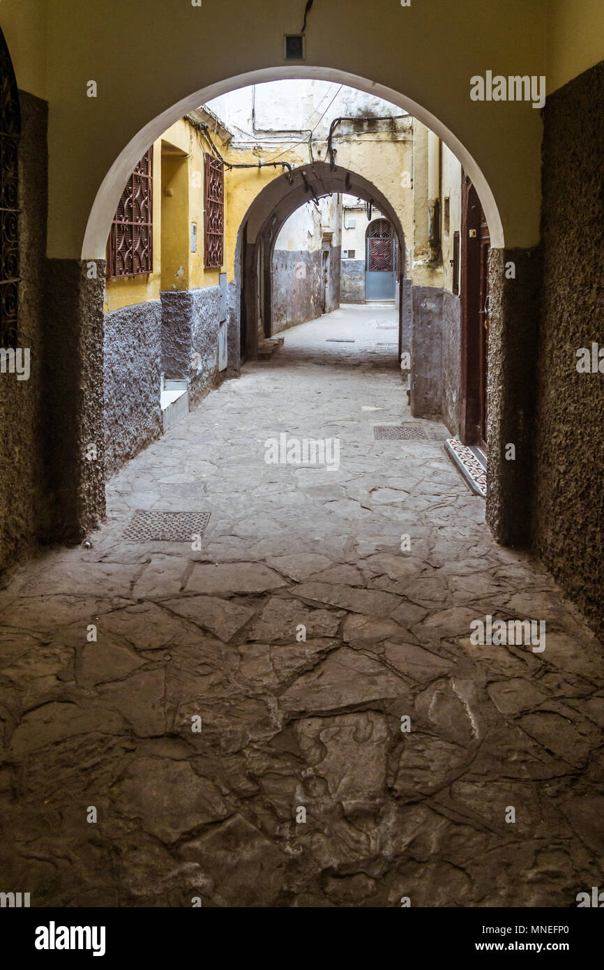Archway nei vicoli della medina di Tangeri, a nord del Marocco Foto Stock