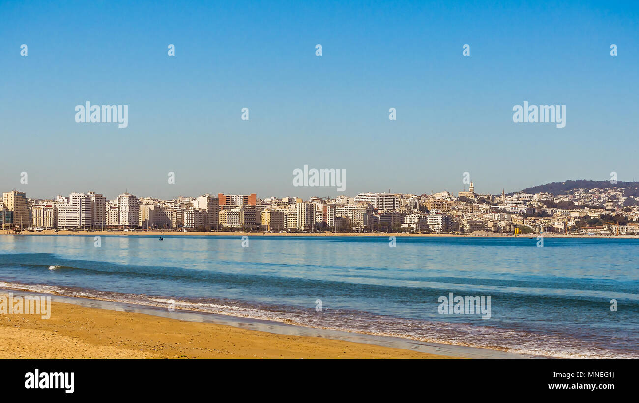 Vista sulla città di Tangeri nello stretto di Gibilterra, a nord del Marocco Foto Stock