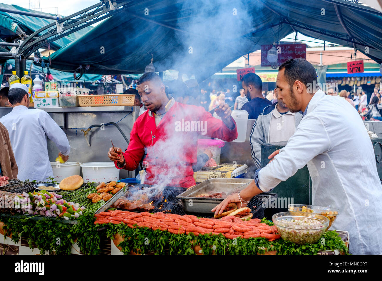 Il cibo in stallo la Piazza Jemaa El Fna a Marrakech, Marocco, Africa del Nord Foto Stock