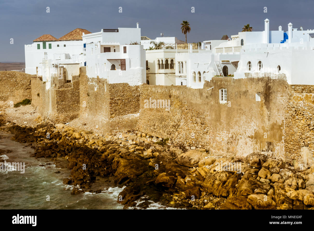 La fronte oceano della antica Medina di Asilah, Nord del Marocco Foto Stock