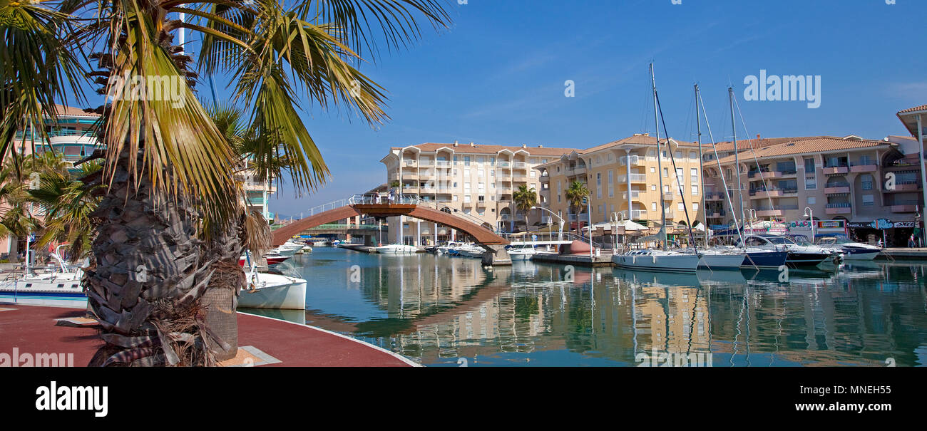 Fussgaengerbruecke ueber die Marina von Frejus, Cote d'Azur, Dipartimento del Var, Provence-Alpes-Côte d'Azur, Suedfrankreich, Frankreich, Europa | Pedestr Foto Stock