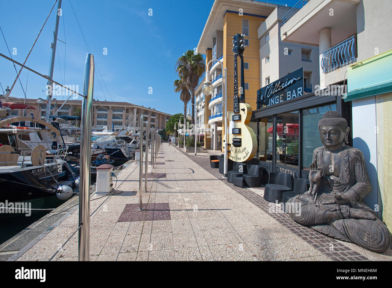 Lounge Bar a Marina di Frejus, Cote d'Azur, Dipartimento del Var, Provence-Alpes-Côte d'Azur, in Francia del Sud, Francia, Europa Foto Stock