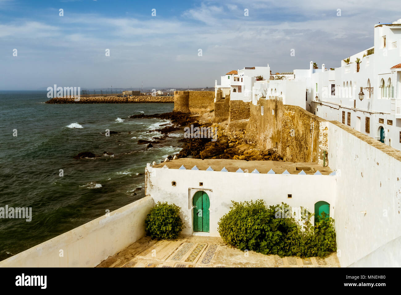 La fronte oceano della antica Medina di Asilah, Nord del Marocco Foto Stock