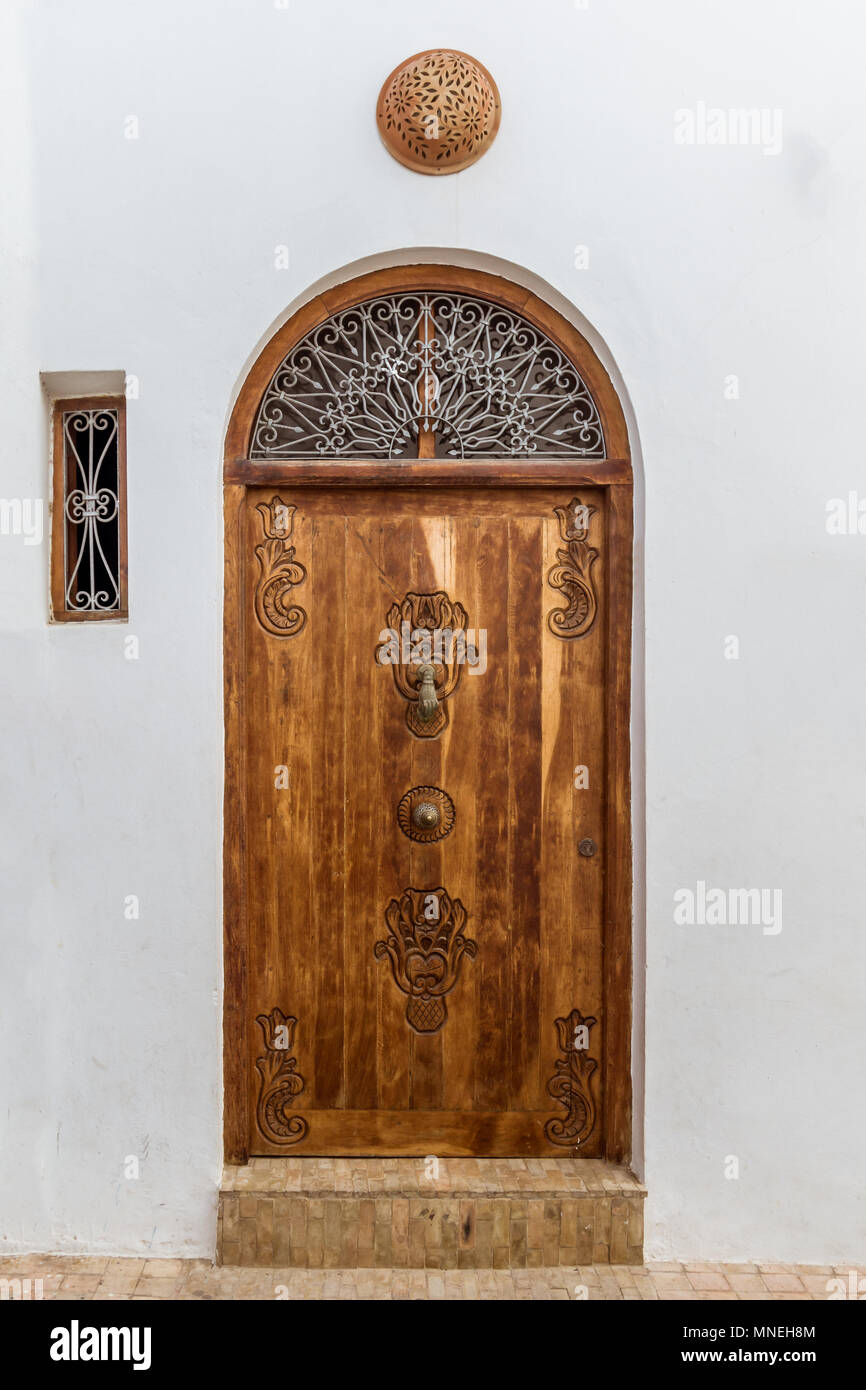 Intagliato porta in legno in stile marocchino Foto Stock