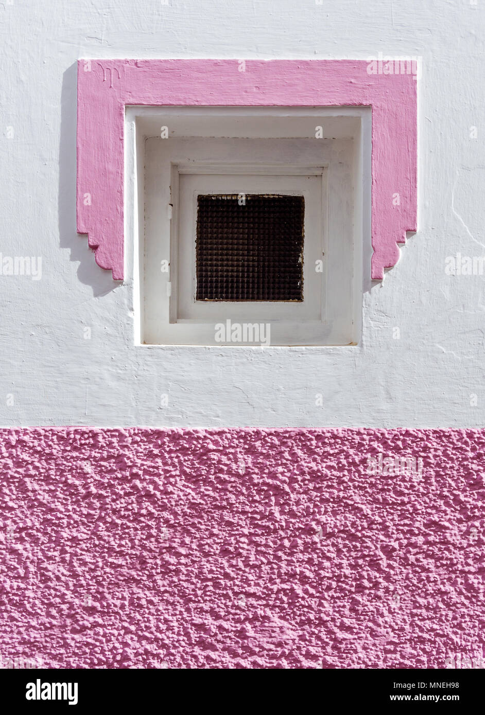 Piccola finestra quadrata in stile marocchino dipinto di rosa Foto Stock