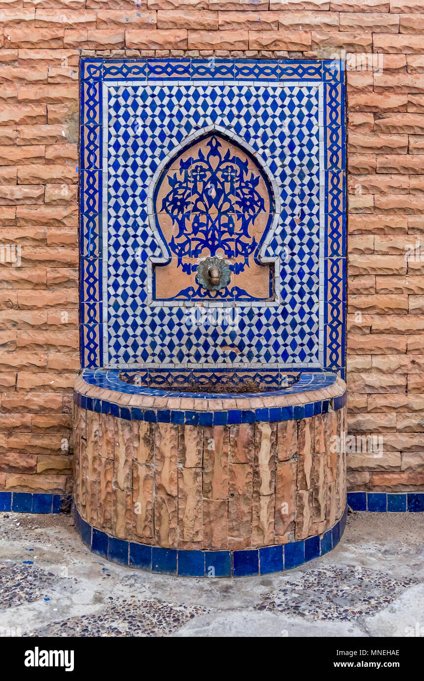 Bella Fontana decorata con piastrelle marocchine Foto Stock