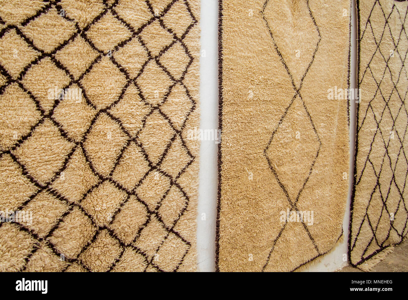 Mohair tappeti di lana appeso alla parete del souk marocchino Foto Stock