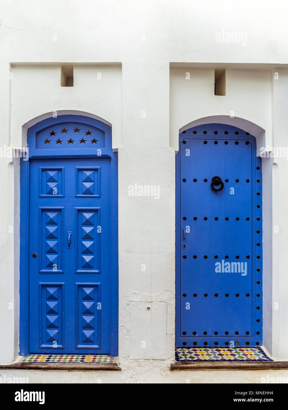 Due porte marocchine nella Medina di Asilah, Marocco Foto Stock