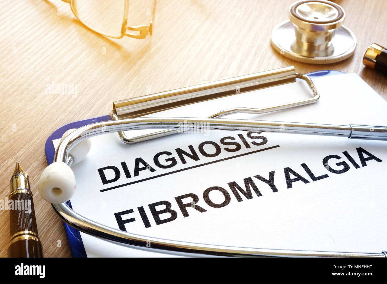 Appunti con la diagnosi di Fibromialgia e penna. Foto Stock