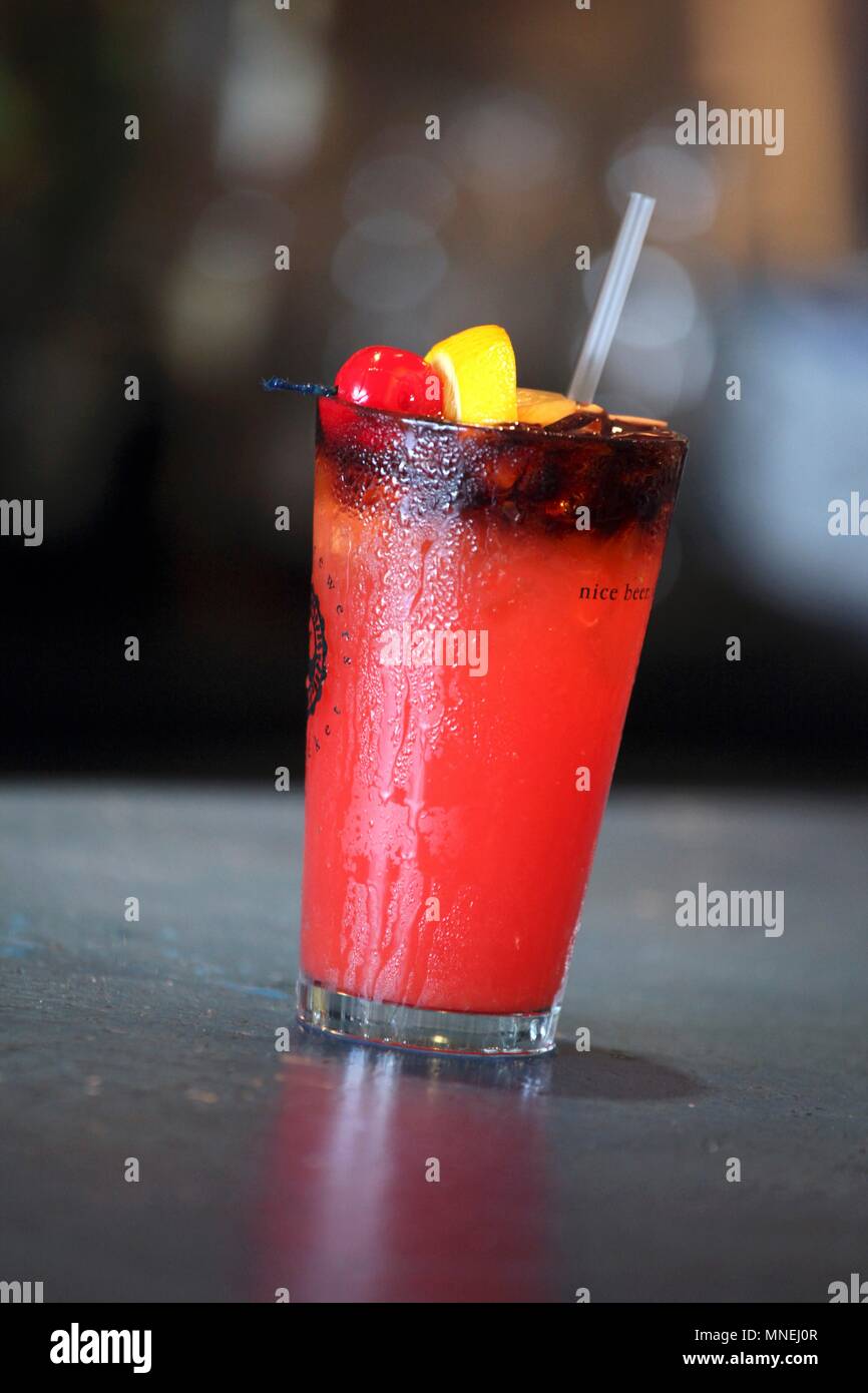 Cocktail di rosso con cocktail di sputare sul bancone bar Foto Stock