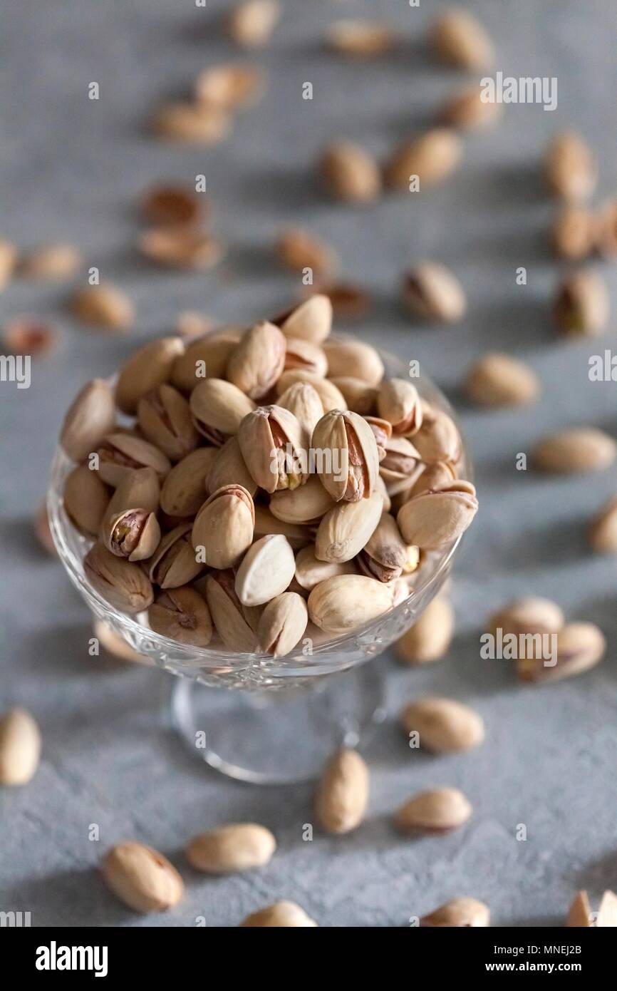 I pistacchi in una crystal ciotola di vetro Foto Stock