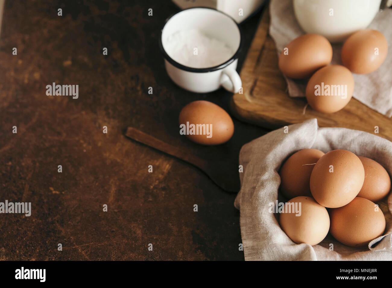 Fresco uova di pollo e una tazza di zucchero a velo Foto Stock