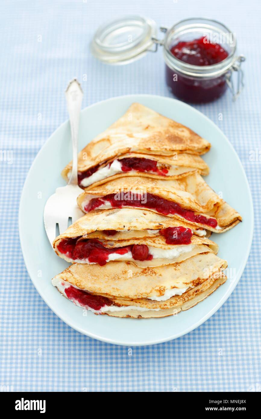 Frittelle con marmellata di ciliege e quark Foto Stock