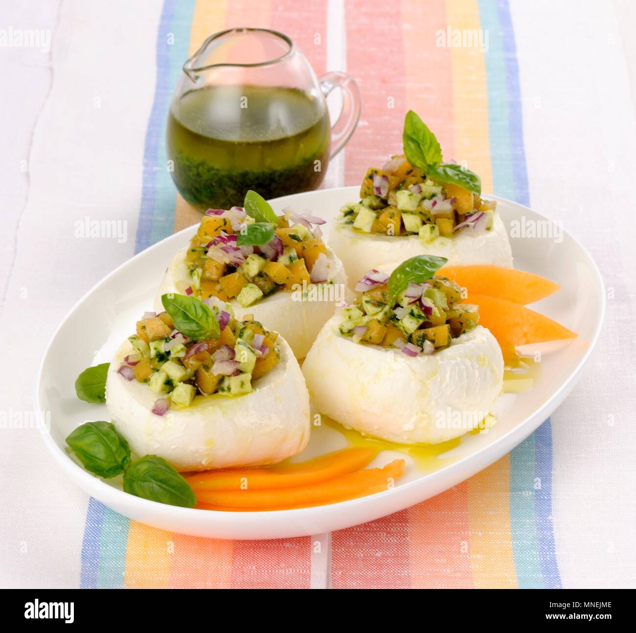 Mozzarelle ripiene (ripiene mozzarella con salsa di basilico, Italia) Foto Stock