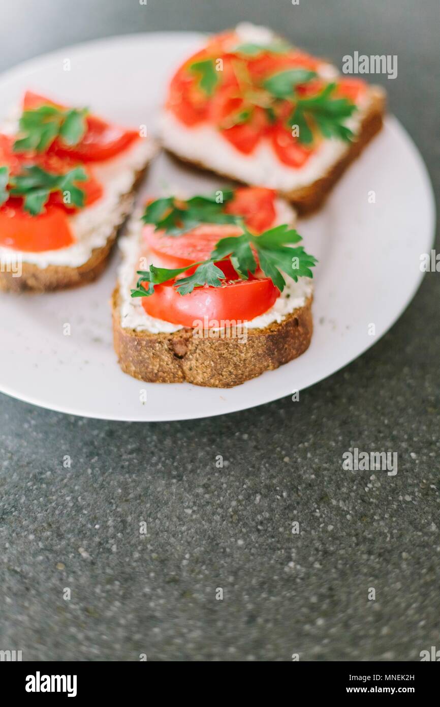 La bruschetta conditi con formaggio e pomodori Foto Stock