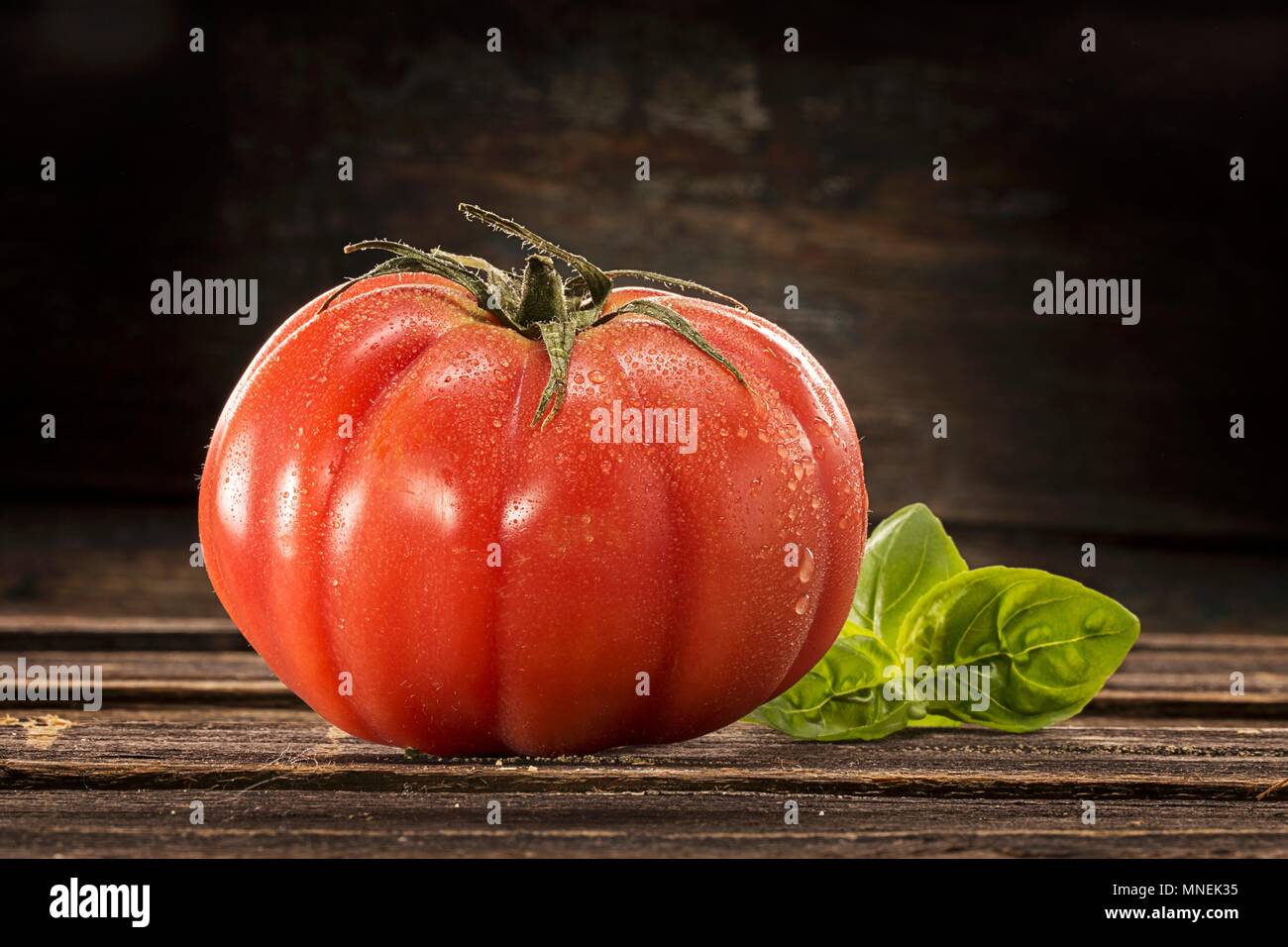 Una bistecca di manzo con pomodoro le goccioline di acqua Foto Stock