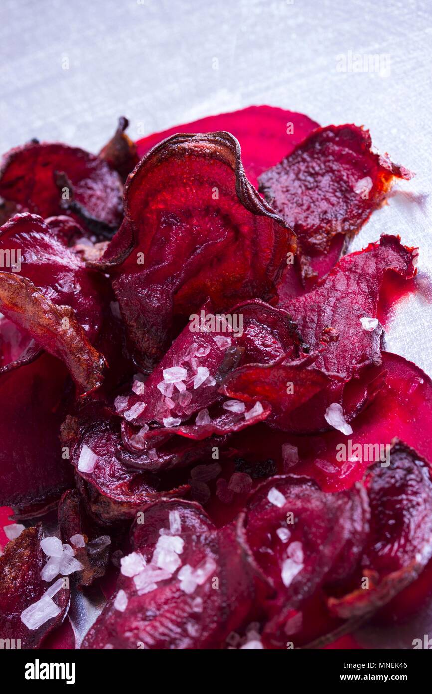 La barbabietola rossa le patatine con Fleur de Sel Foto Stock