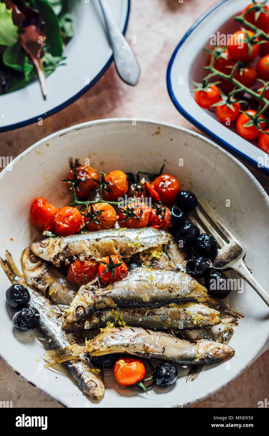 Spratti con olive e pomodori cocktail Foto Stock