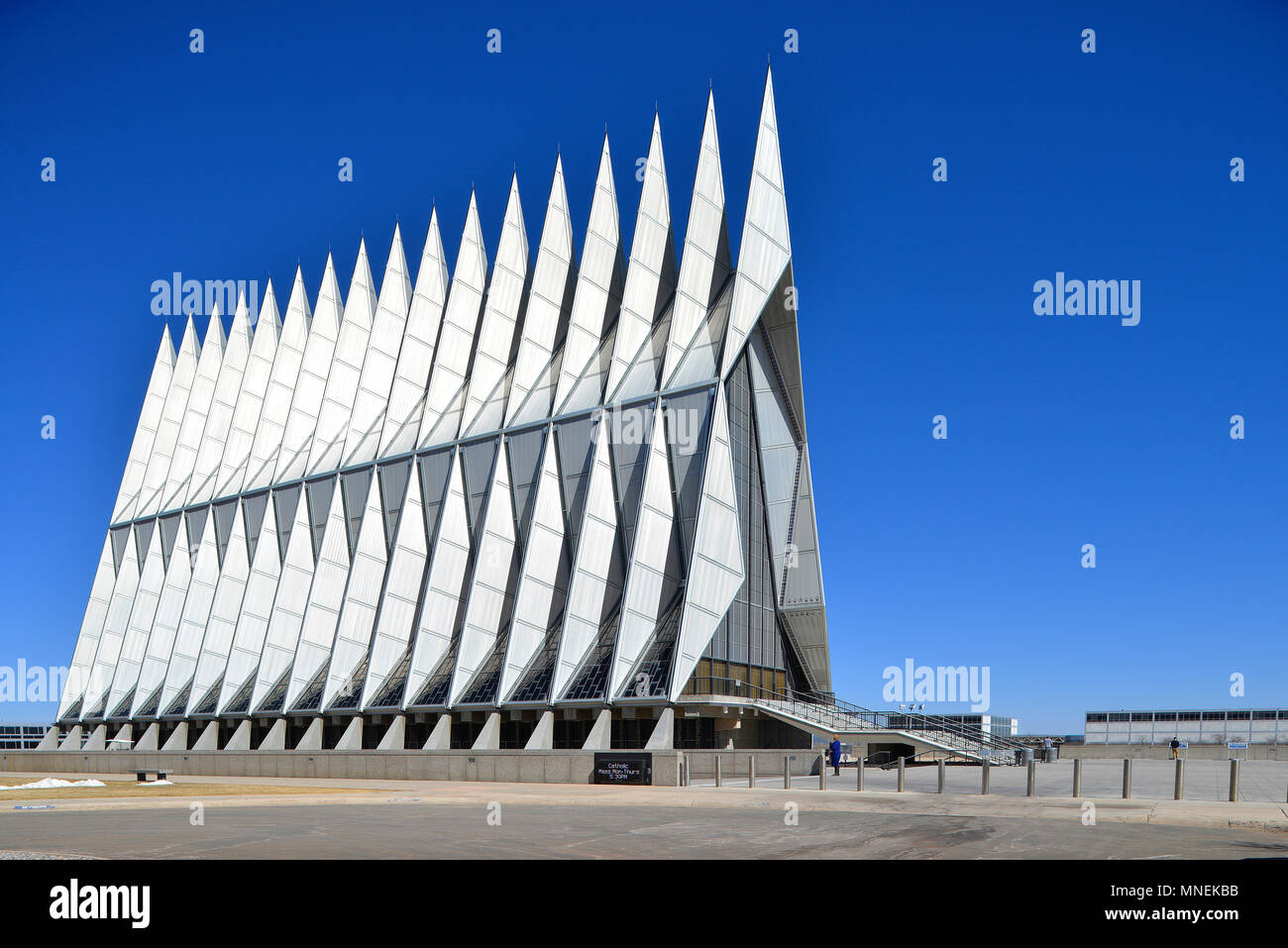 US Air Force Academy Cadet Cappella, vista generale, mostrando fila di 17 prefabbricati in acciaio tubolare guglie, Colorado Springs, CO, STATI UNITI D'AMERICA Foto Stock