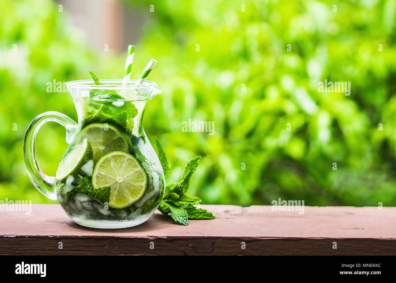 Una brocca di mojito su un tavolo da giardino Foto Stock