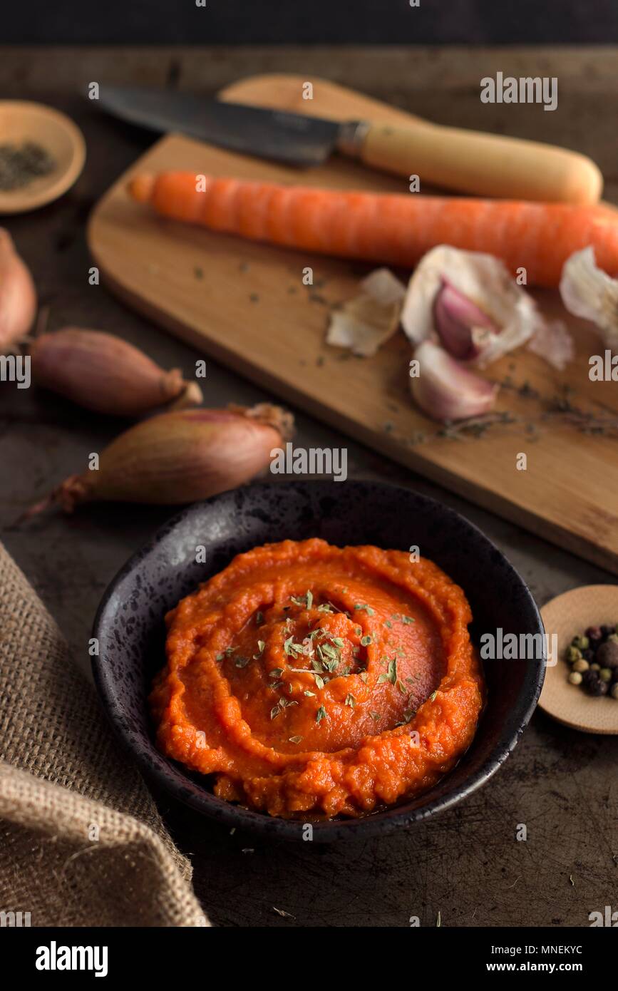 In casa la salsa di pomodoro con ingredienti Foto Stock